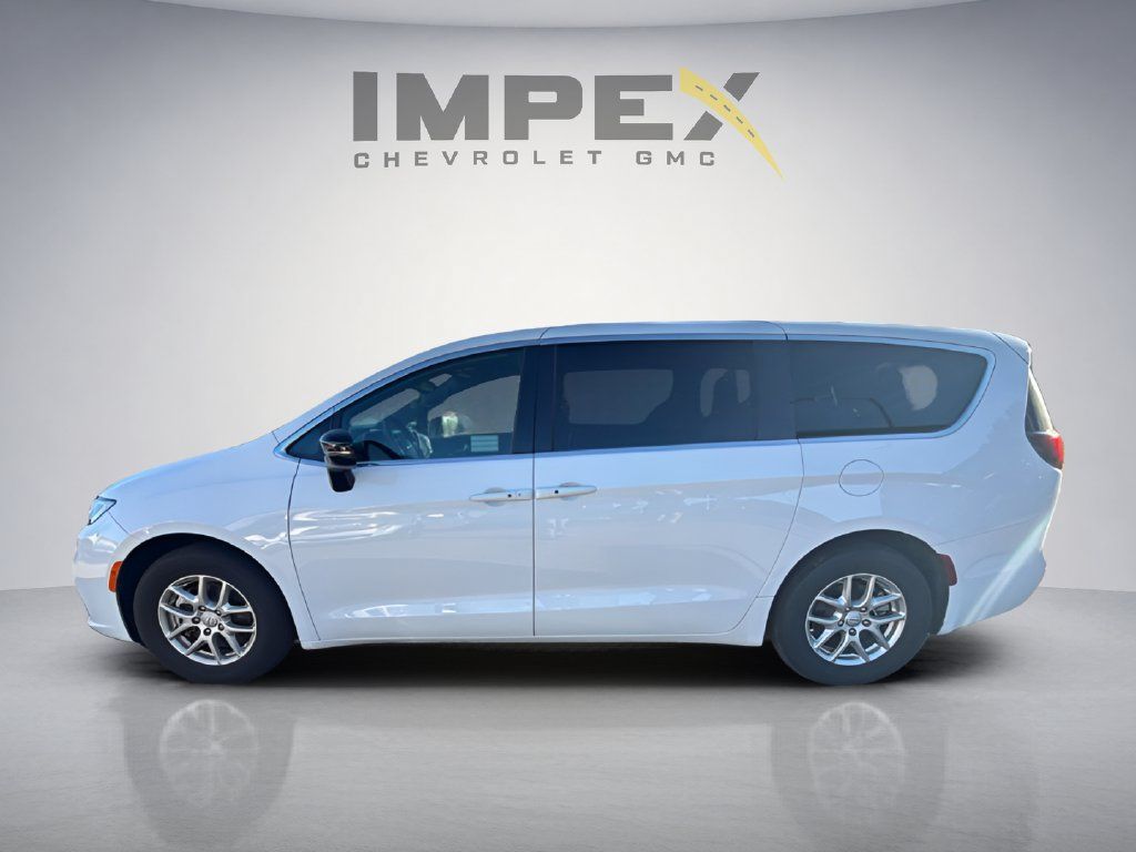 Used 2026 Chrysler Pacifica Select FWD image 2
