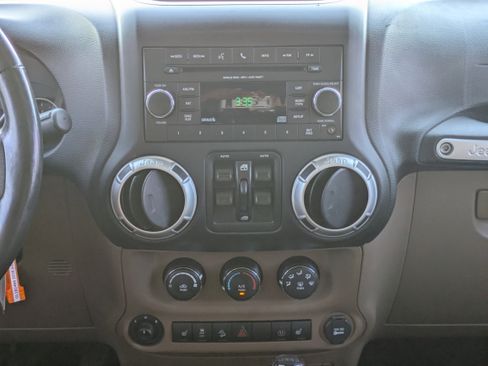 Used 2016 Jeep Wrangler Unlimited Sahara w/ Connectivity Group image 5