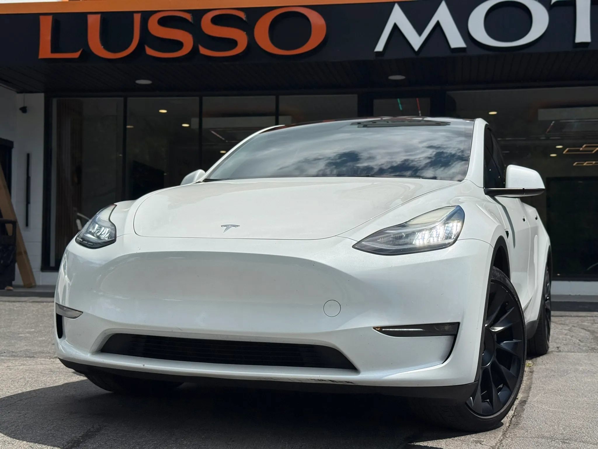 Used 2023 Tesla Model Y AWD image 1