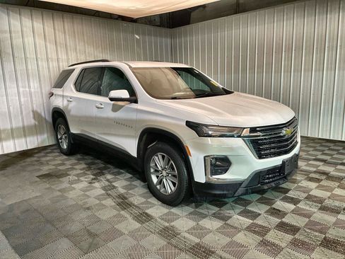 Used 2023 Chevrolet Traverse LT image 2