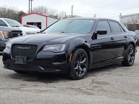Used 2023 Chrysler 300 Touring w/ Sport Appearance Package image 10