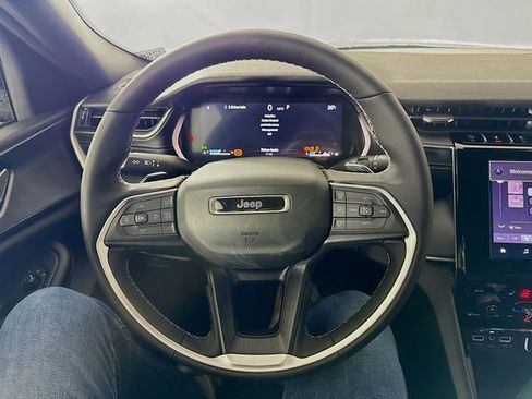 New 2025 Jeep Grand Cherokee Altitude image 11