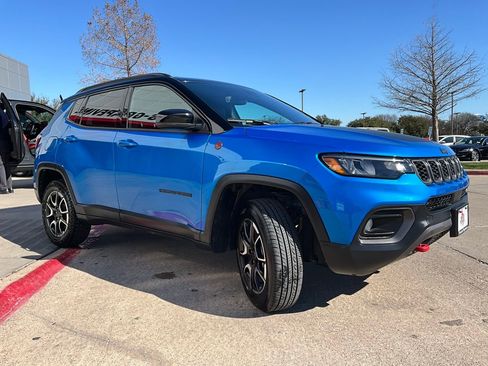 Used 2025 Jeep Compass Trailhawk image 4