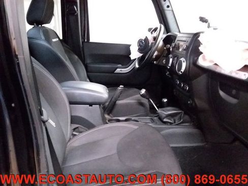 Used 2015 Jeep Wrangler Unlimited Rubicon w/ Connectivity Group image 14