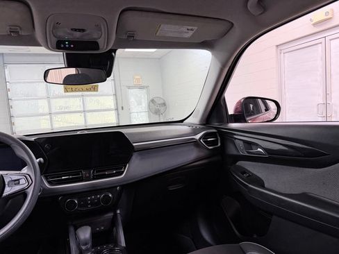 Used 2025 Chevrolet TrailBlazer LT AWD/4WD image 24
