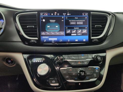 Used 2023 Chrysler Pacifica Touring-L image 15