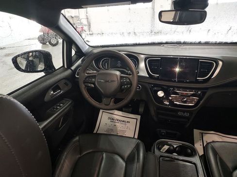 Used 2024 Chrysler Pacifica Select image 15