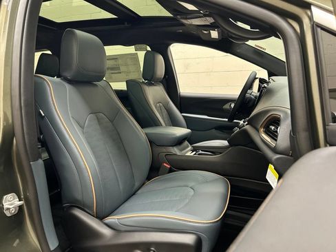 New 2027 Chrysler Pacifica Pinnacle w/ Theater Group AWD/4WD image 14