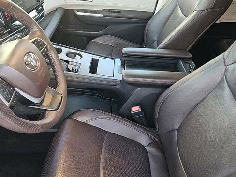 Used 2022 Toyota Sienna Platinum image 10
