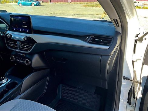 Used 2022 Ford Escape SE w/ SE Sport Appearance Package image 17