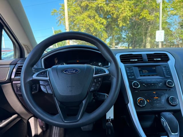 Used 2016 Ford Fusion SE FWD image 9