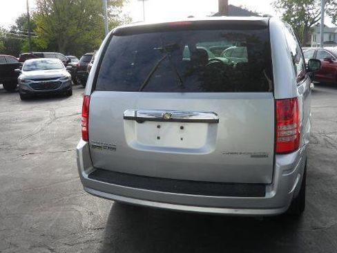 Used 2010 Chrysler Town & Country LX w/ Entertainment Group #1 FWD image 5