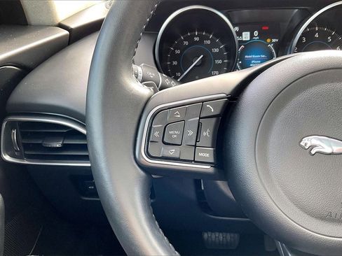 Used 2020 Jaguar F-PACE Premium image 11