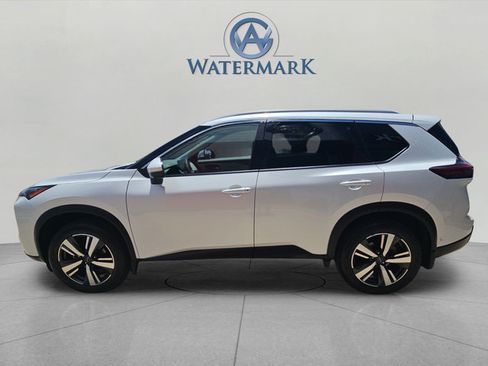 Used 2025 Nissan Rogue SL AWD/4WD image 2