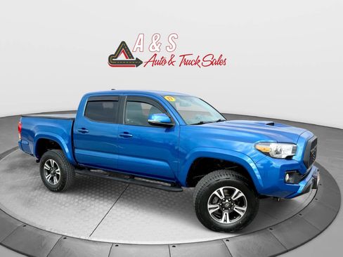 Used 2017 Toyota Tacoma TRD Sport image 1