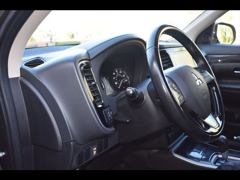 Used 2017 Mitsubishi Outlander SEL image 14