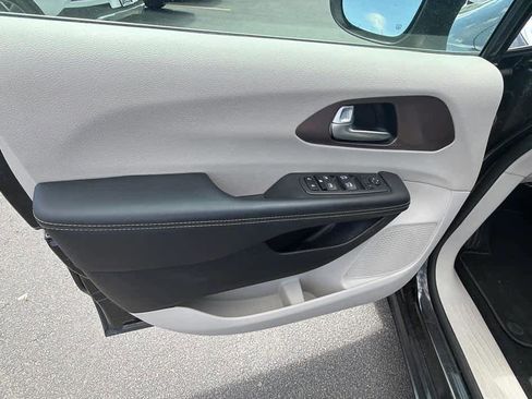 Used 2023 Chrysler Voyager LX FWD image 9