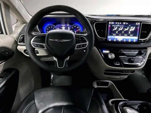 Used 2023 Chrysler Pacifica Touring-L image 9