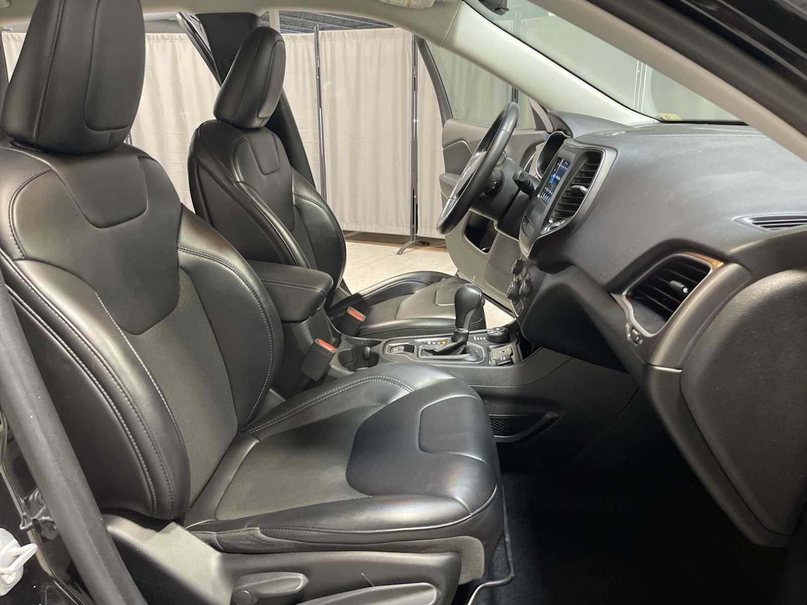 Used 2019 Jeep Cherokee Latitude Plus w/ Cold Weather Group AWD/4WD image 14