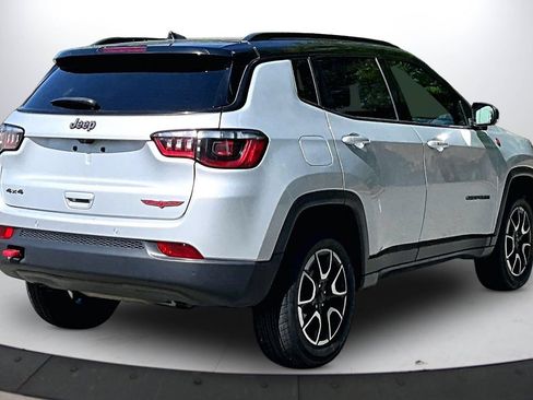 Used 2024 Jeep Compass Trailhawk AWD/4WD image 9