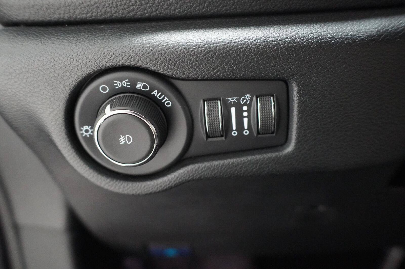 Used 2025 Chrysler Pacifica Limited FWD image 18