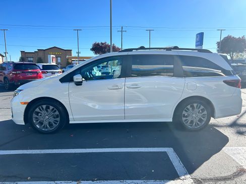 New 2026 Honda Odyssey Touring image 8