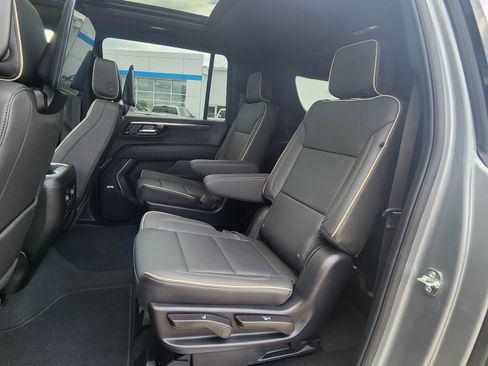 Used 2025 Chevrolet Suburban Premier AWD/4WD image 20
