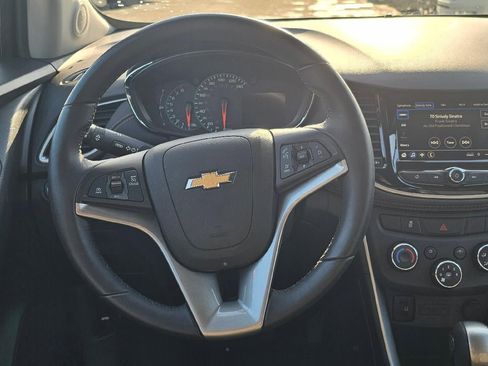 Used 2022 Chevrolet Trax LT w/ LT Convenience Package image 12