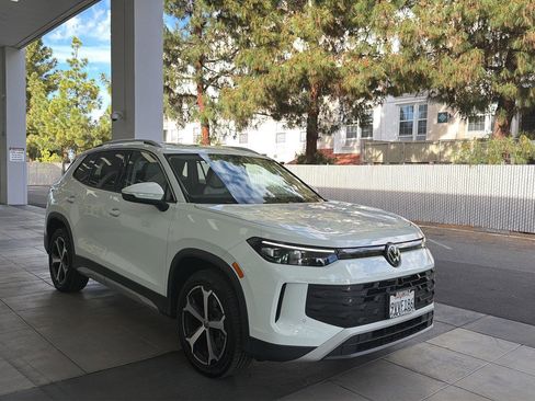 Certified 2025 Volkswagen Tiguan SE w/ Panoramic Sunroof Package image 7