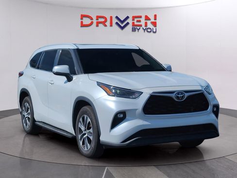 Used 2022 Toyota Highlander XLE image 4