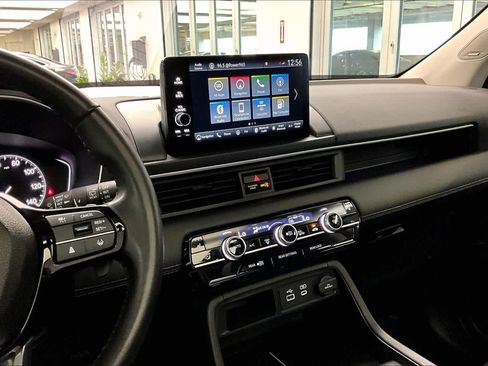 Used 2024 Honda Pilot Touring image 13
