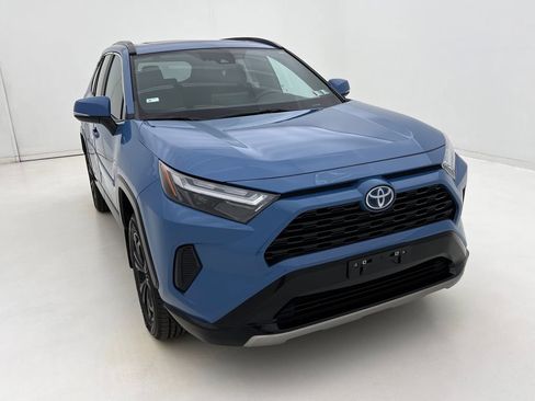 Used 2022 Toyota RAV4 SE w/ Convenience Package image 3