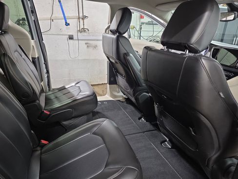 Used 2023 Chrysler Pacifica Touring-L FWD image 12
