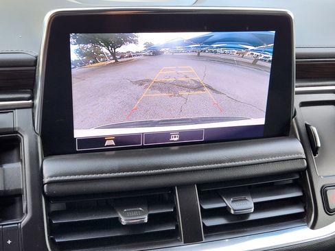 Used 2021 Chevrolet Suburban LT image 17