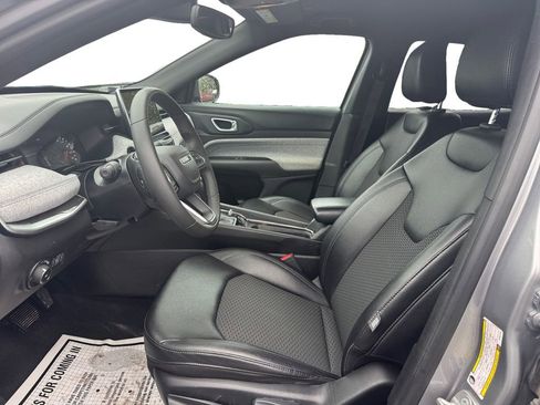 Used 2024 Jeep Compass Latitude image 11