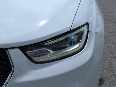 Used 2021 Chrysler Pacifica Touring-L FWD image 10