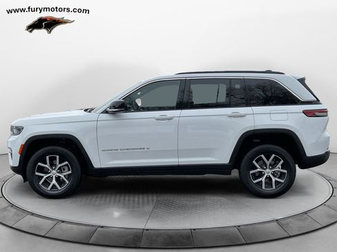 Used 2025 Jeep Grand Cherokee Limited image 7