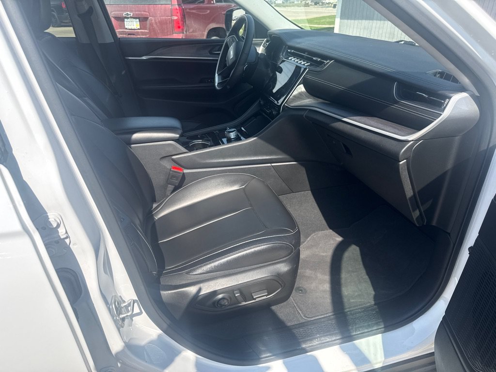 Used 2023 Jeep Grand Cherokee Limited AWD/4WD image 17