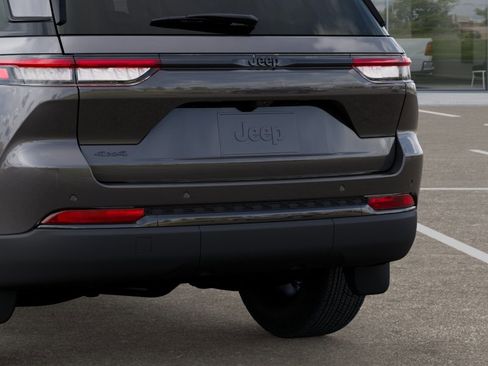 New 2025 Jeep Grand Cherokee Altitude image 13