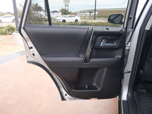 Used 2020 Toyota 4Runner TRD Off-Road Premium image 10