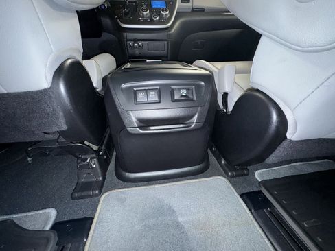 Used 2020 Toyota Sienna Limited image 33