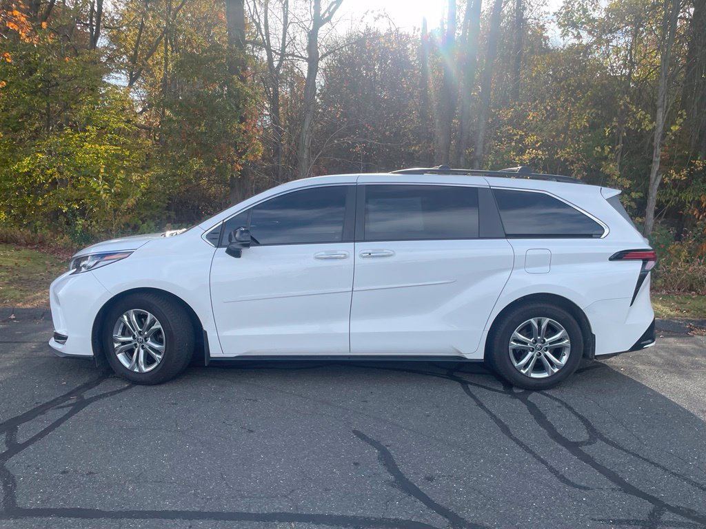 Used 2023 Toyota Sienna XSE w/ XSE Plus Package AWD/4WD image 4