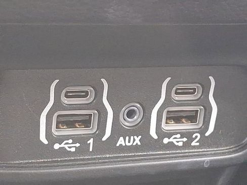 Used 2025 Chrysler Pacifica Select image 24