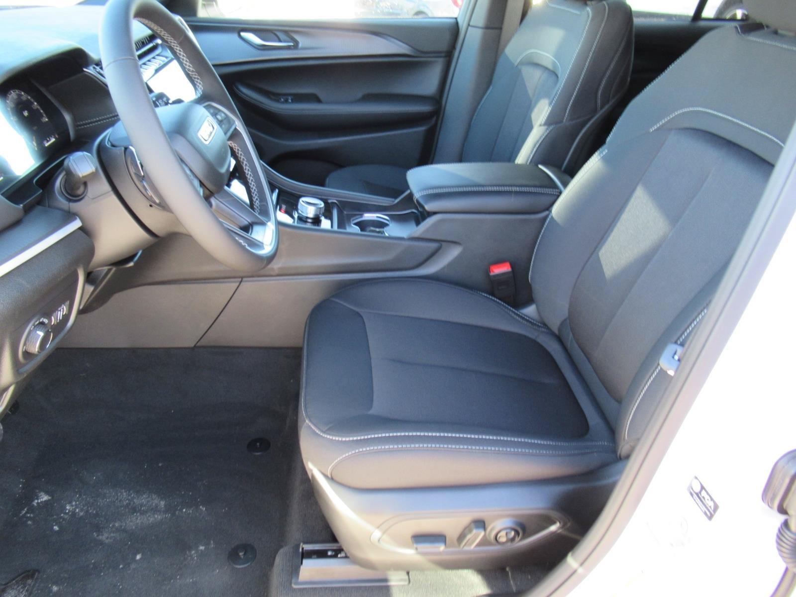 New 2027 Jeep Grand Cherokee Laredo RWD image 15
