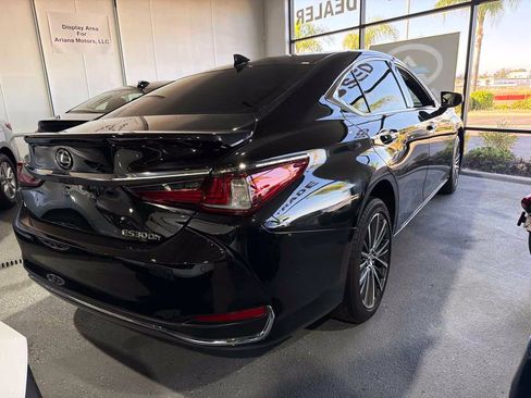 Used 2024 Lexus ES 300h w/ Premium Package FWD image 2