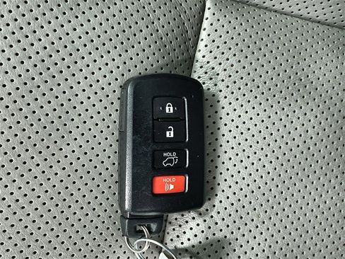 Used 2017 Toyota Highlander Limited Platinum w/ Carpet Mat Package image 33