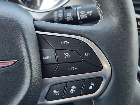 Used 2024 Chrysler Pacifica Touring-L image 28