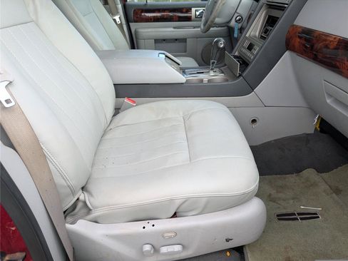 Used 2006 Lincoln Navigator Luxury RWD image 40