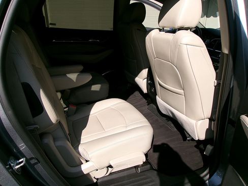 Used 2021 Buick Enclave Essence image 10