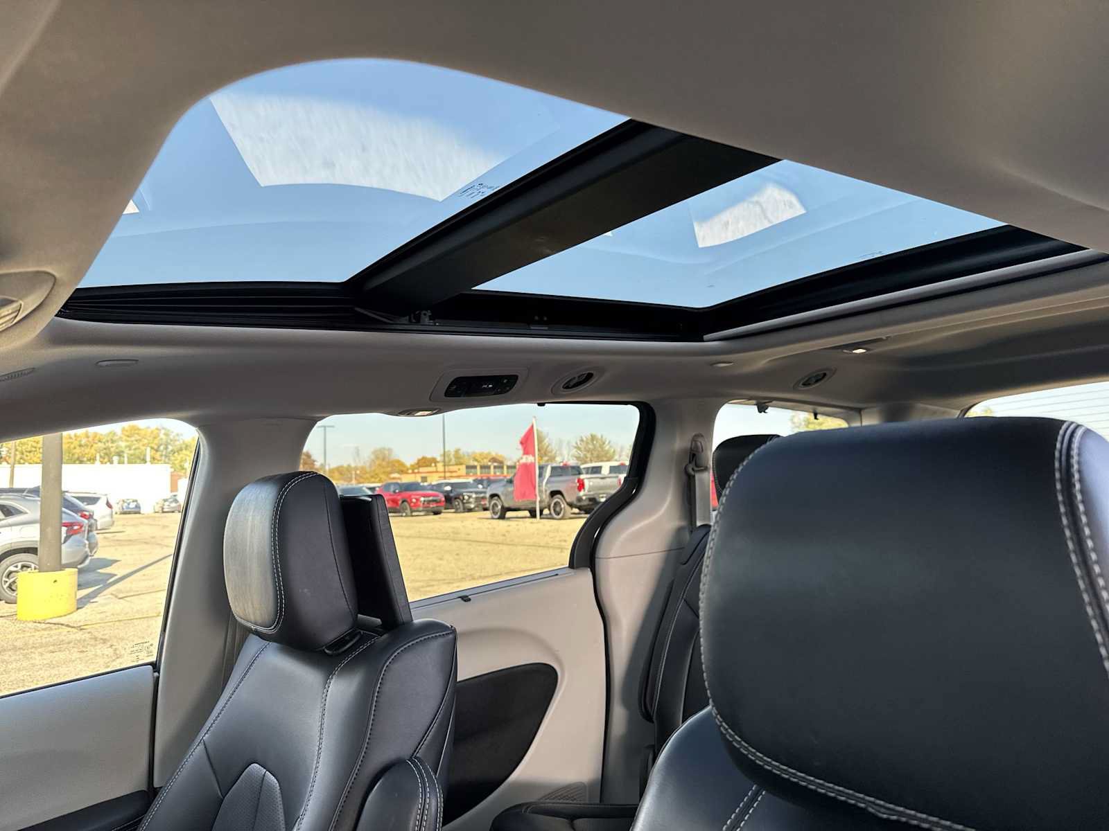 Used 2023 Chrysler Pacifica Touring-L w/ Uconnect Theater Family Group FWD image 20